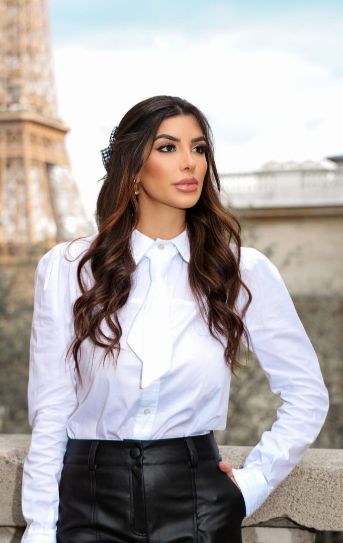 Camisa com detalhe no punho e Gravatinha